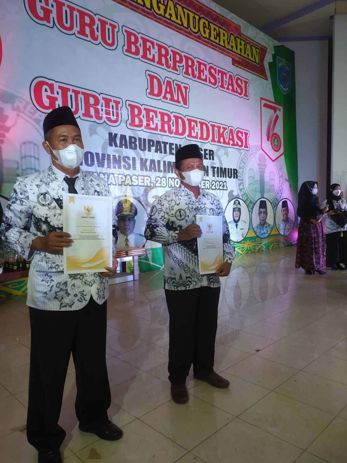 Penyerahan Penghargaan Kepada Guru Berdedikasi Dan Murid Berpestasi ...